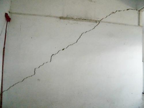 農(nóng)村自建房墻出現(xiàn)了裂縫。為什么？